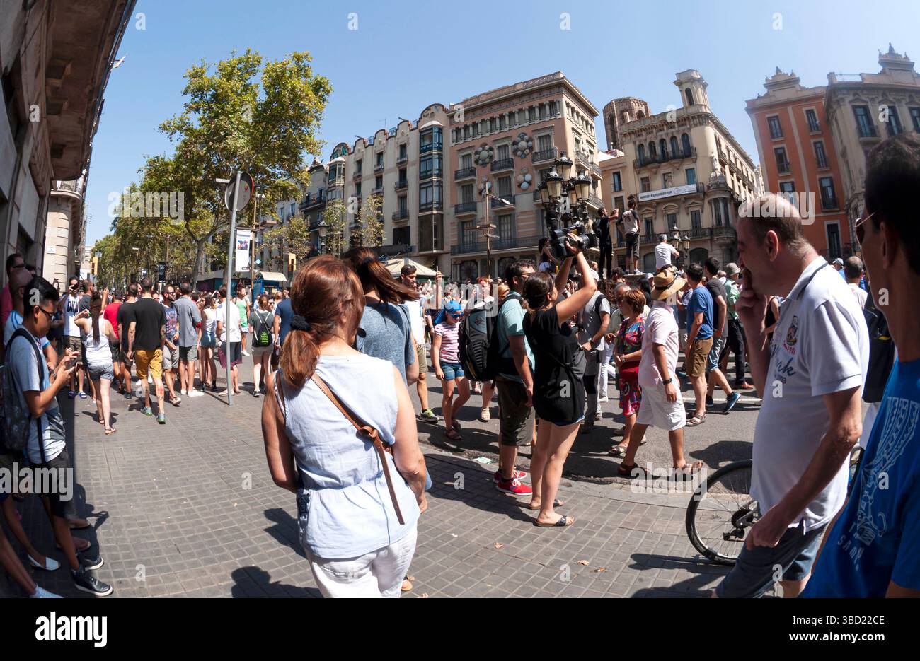 18 agosto 2017, Pla de l'OS, Rambles, Barcellona, manifestazione di massa rende omaggio alle vittime dell'attentato terroristico islamico, Ciutat Vella, Spagna Foto Stock