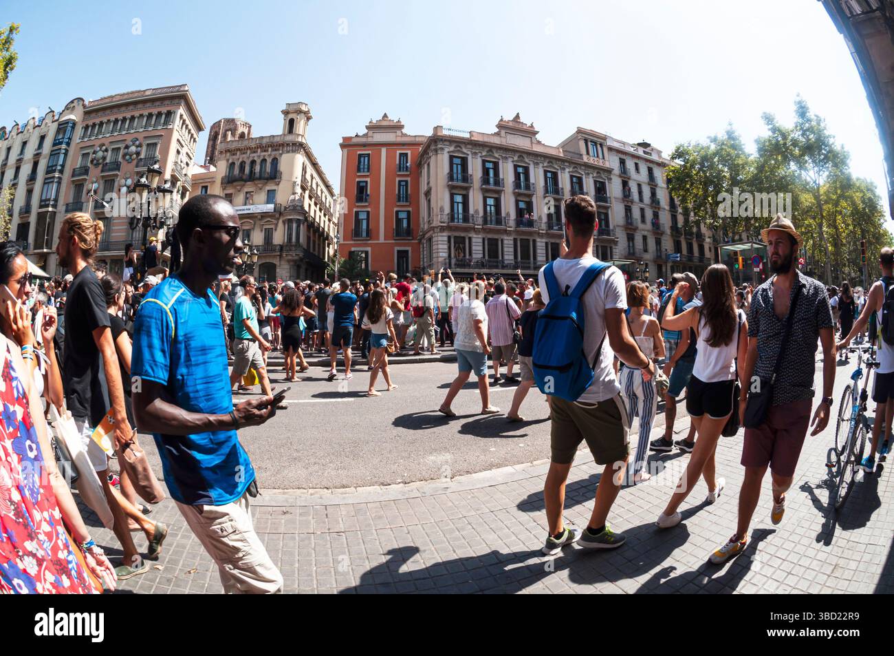 18 agosto 2017, Pla de l'OS, Rambles, Barcellona, manifestazione di massa rende omaggio alle vittime dell'attentato terroristico islamico, Ciutat Vella, Spagna Foto Stock