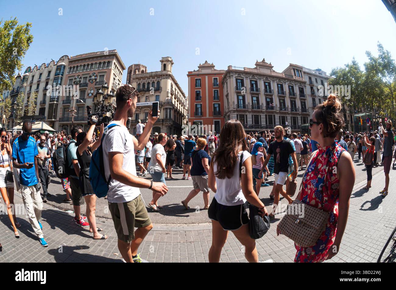 18 agosto 2017, Pla de l'OS a Rambles, Barcellona, manifestazione di massa rende omaggio alle vittime dell'attentato terroristico islamico, Ciutat Vella, Spagna Foto Stock