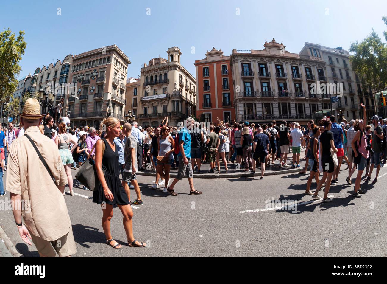18 agosto 2017, Pla de l'OS a Rambles, Barcellona, manifestazione di massa rende omaggio alle vittime dell'attentato terroristico islamico, Ciutat Vella, Spagna Foto Stock