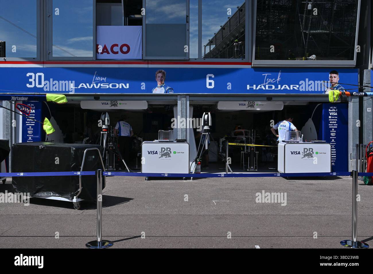 MONTE-CARLO, MONACO - 22 MAGGIO: Una visione generale del garage del Team di Formula 1 Visa Cash App RB durante le anteprime in vista del Gran Premio di F1 Tag Heuer di Monaco sul circuito di Monaco il 22 maggio 2025 a Monte-Carlo, Monaco. (Foto di Vince Mignott/Alamy Live News) Foto Stock
