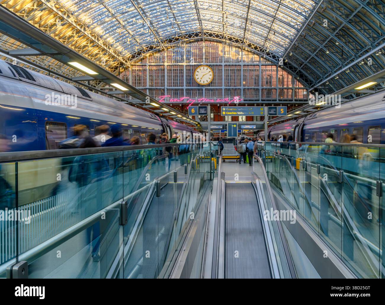 Passeggeri in arrivo alla stazione ferroviaria internazionale di St Pancras a Londra. Le persone sfocate sembrano ancora più annimate ed emozionate all'arrivo a Londra. Foto Stock