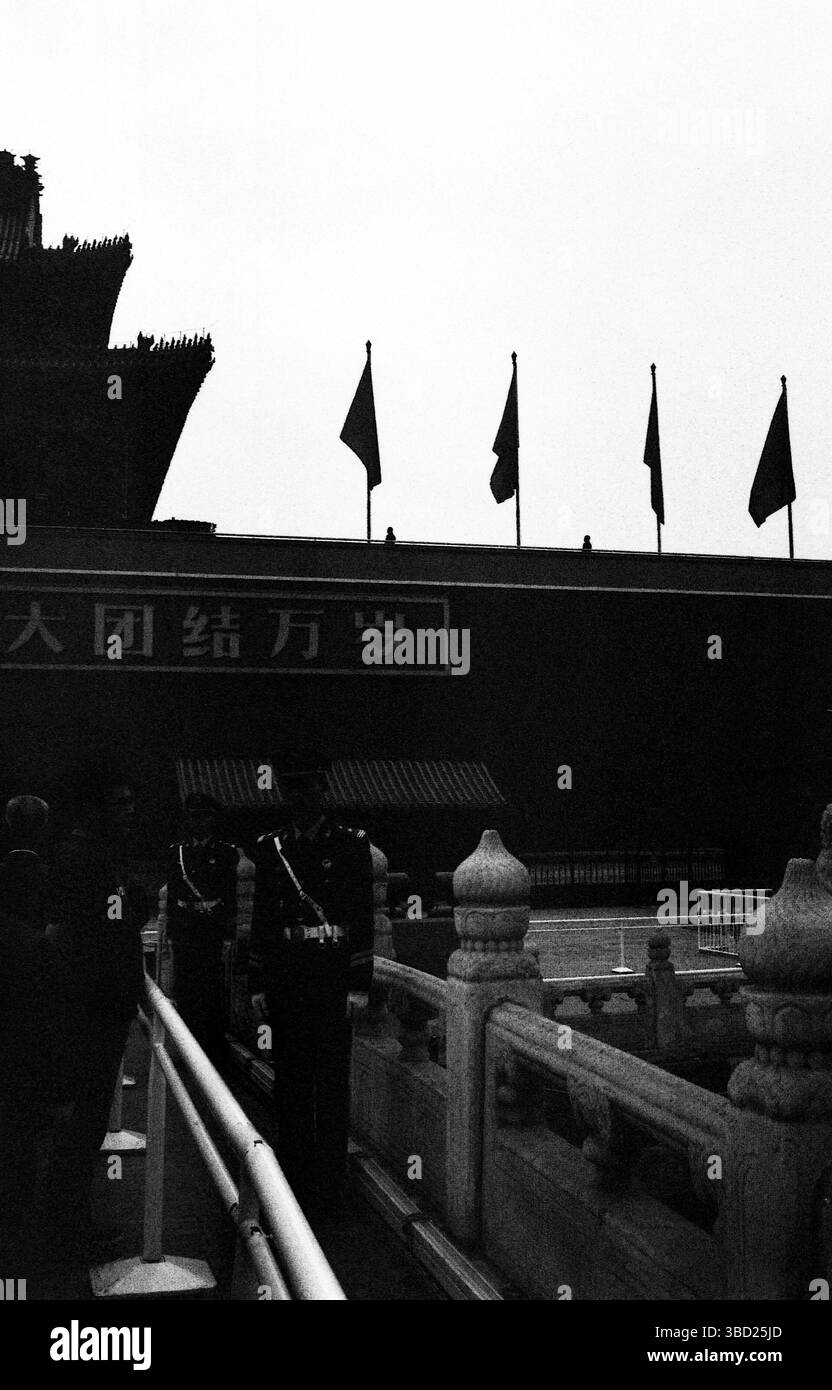 Borghi e pattuglie militari presso la porta Tiananmen, Pechino, Cina - Film bianco e nero, anni '2010 Foto Stock