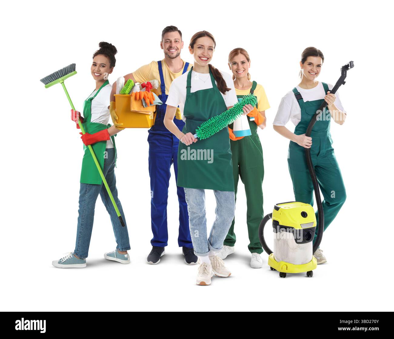 Team di addetti alle pulizie professionali con forniture su sfondo bianco. Servizio di pulizia Foto Stock