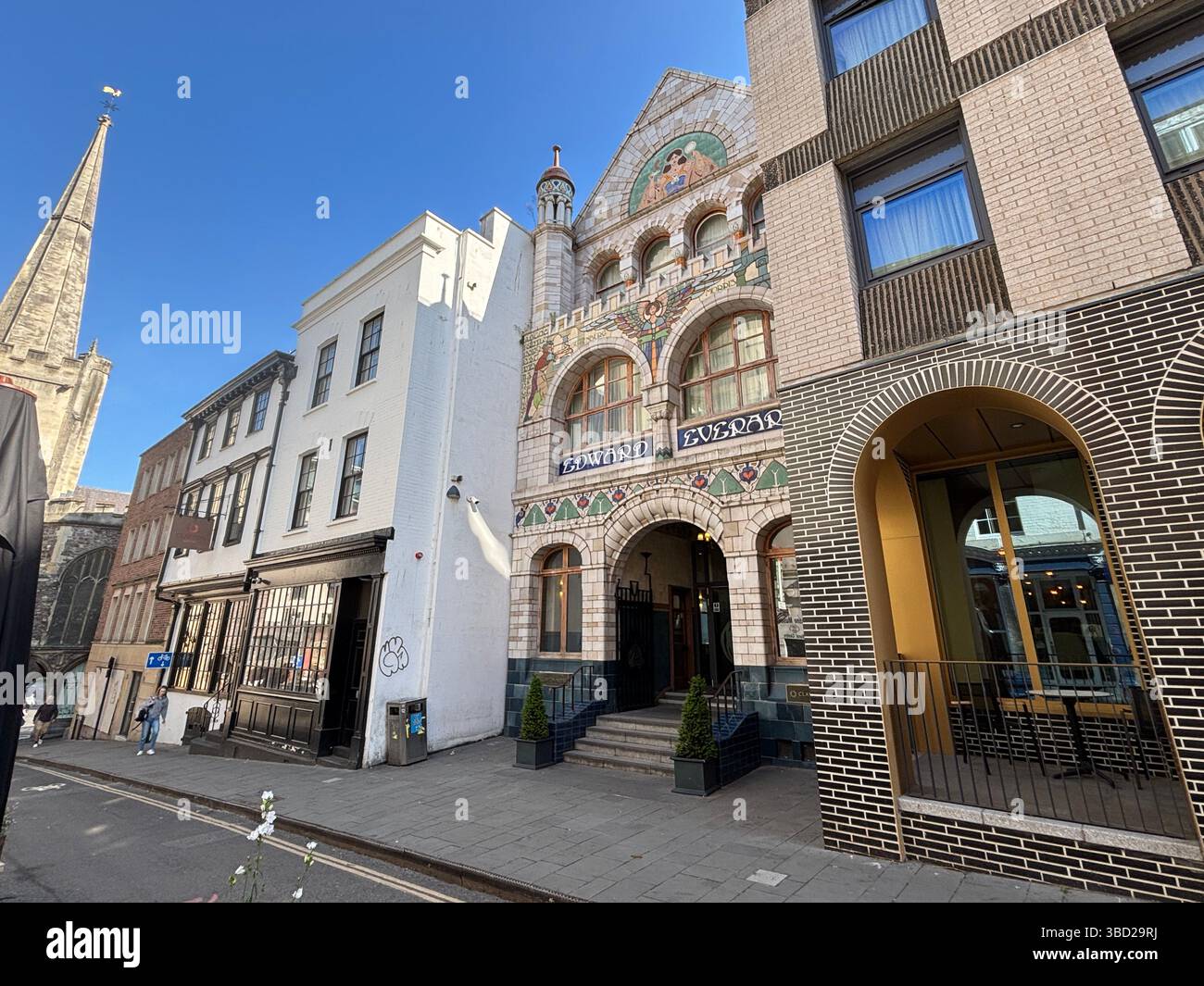 Il centro di Bristol mostra la vita urbana, gli edifici storici, l'architettura moderna, i negozi, il porto, e vivaci spazi pubblici. Foto Stock