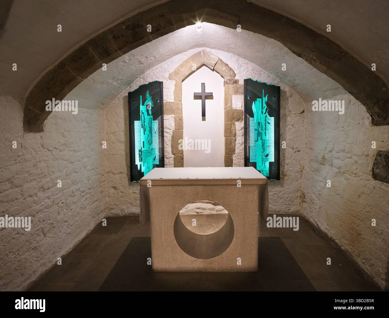 Altare nella cripta della chiesa di St Bride, una chiesa cristiana in Fleet Street, Londra, Inghilterra. Foto Stock