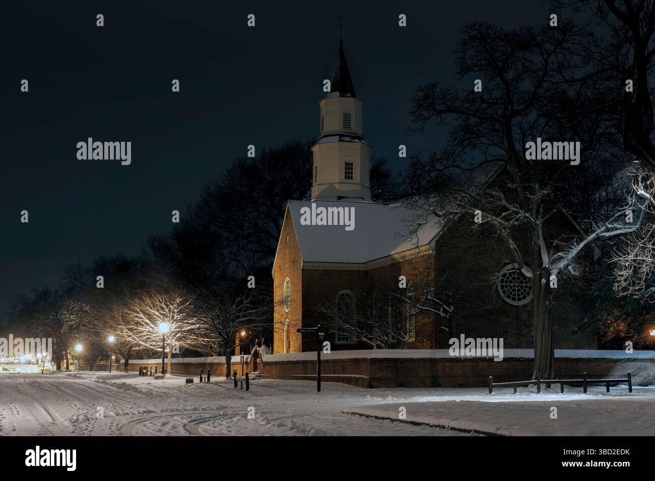 La neve si raduna sulla chiesa parrocchiale di Bruton durante una tempesta di neve di febbraio a Colonial Williamsburg, Virginia. Foto Stock