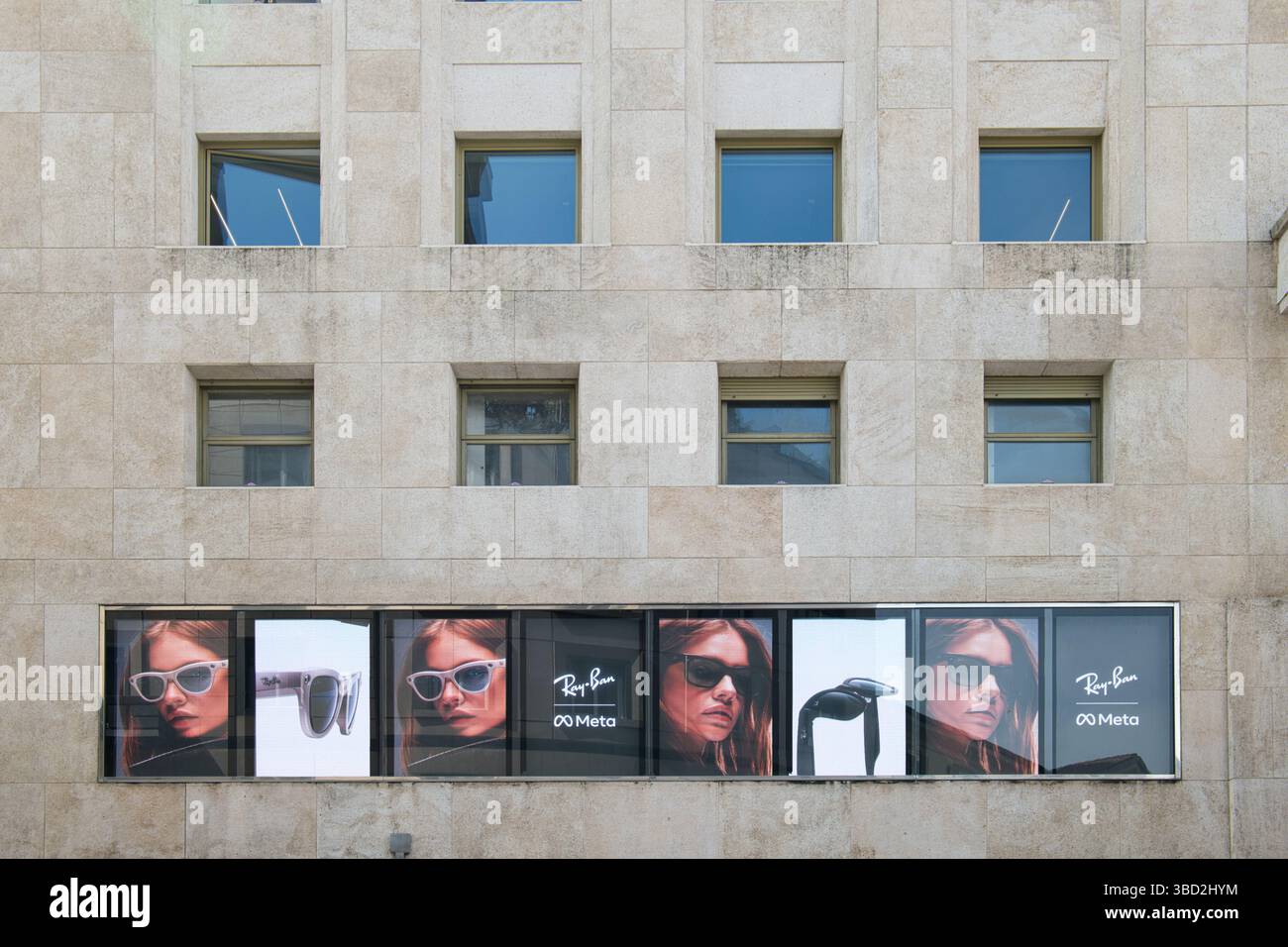 Milano, corso Matteotti, Italia, Ray Ban Meta occhiali da sole, pubblicità sulla facciata di un edificio. Foto Stock