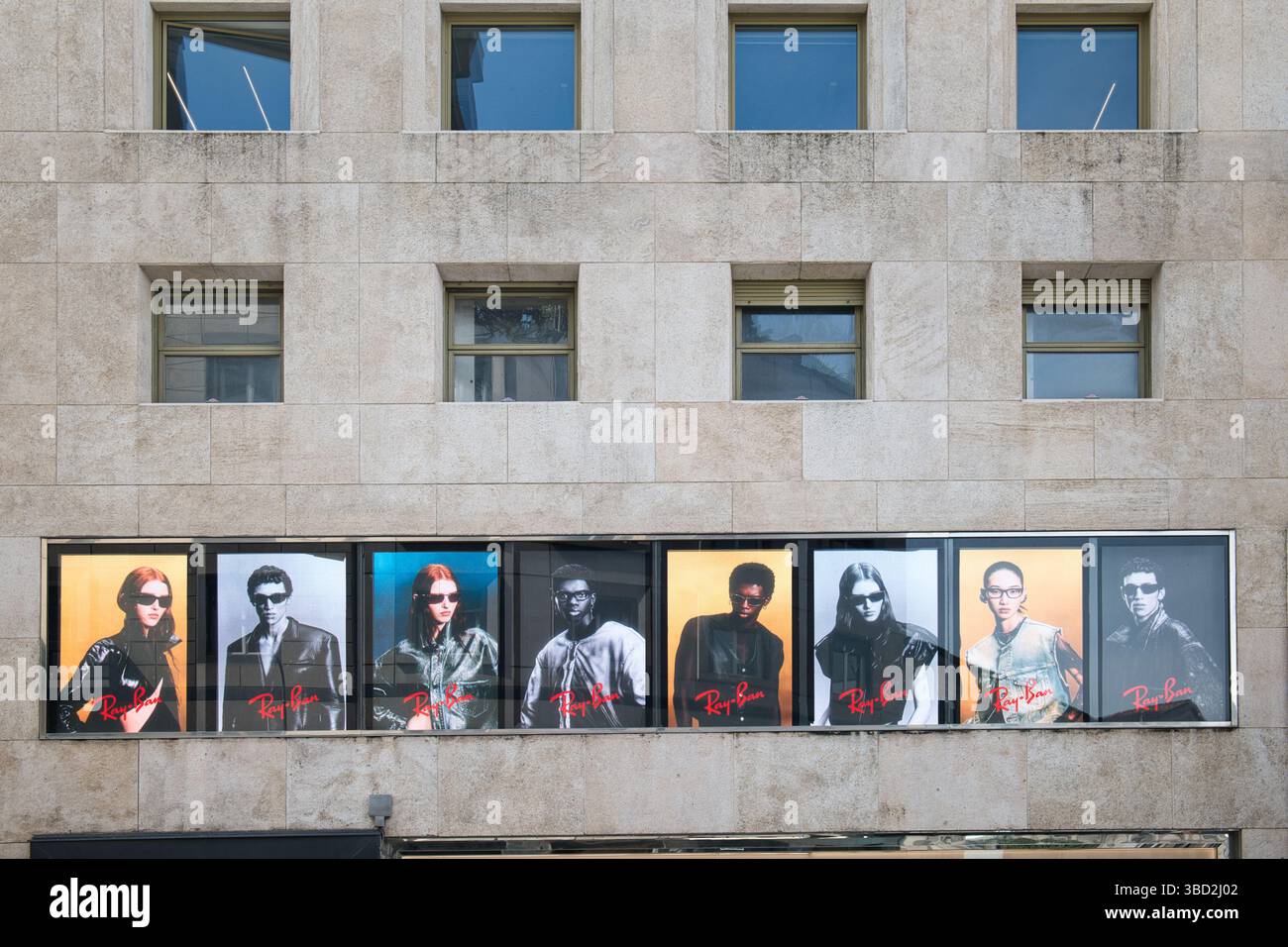 Milano, corso Matteotti, Italia, Ray Ban Meta occhiali da sole, pubblicità sulla facciata di un edificio. Foto Stock