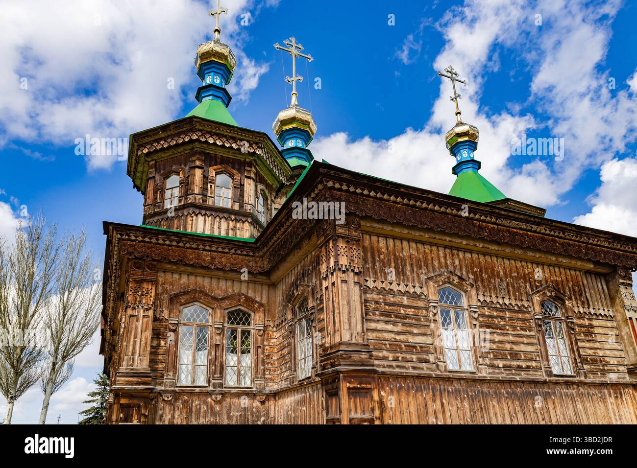 Chiesa ortodossa in legno. Cattedrale della Santissima Trinità nella città di Karakol, Kirghizistan, architettura Foto Stock