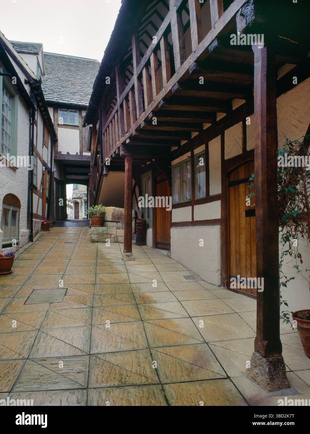Cortile dell'ex George Inn, Winchcombe, Gloucestershire, Inghilterra, Regno Unito, guardando verso nord-ovest fino all'entrata di High Street. Un ostello per pellegrini del tardo 15esimo secolo. Foto Stock