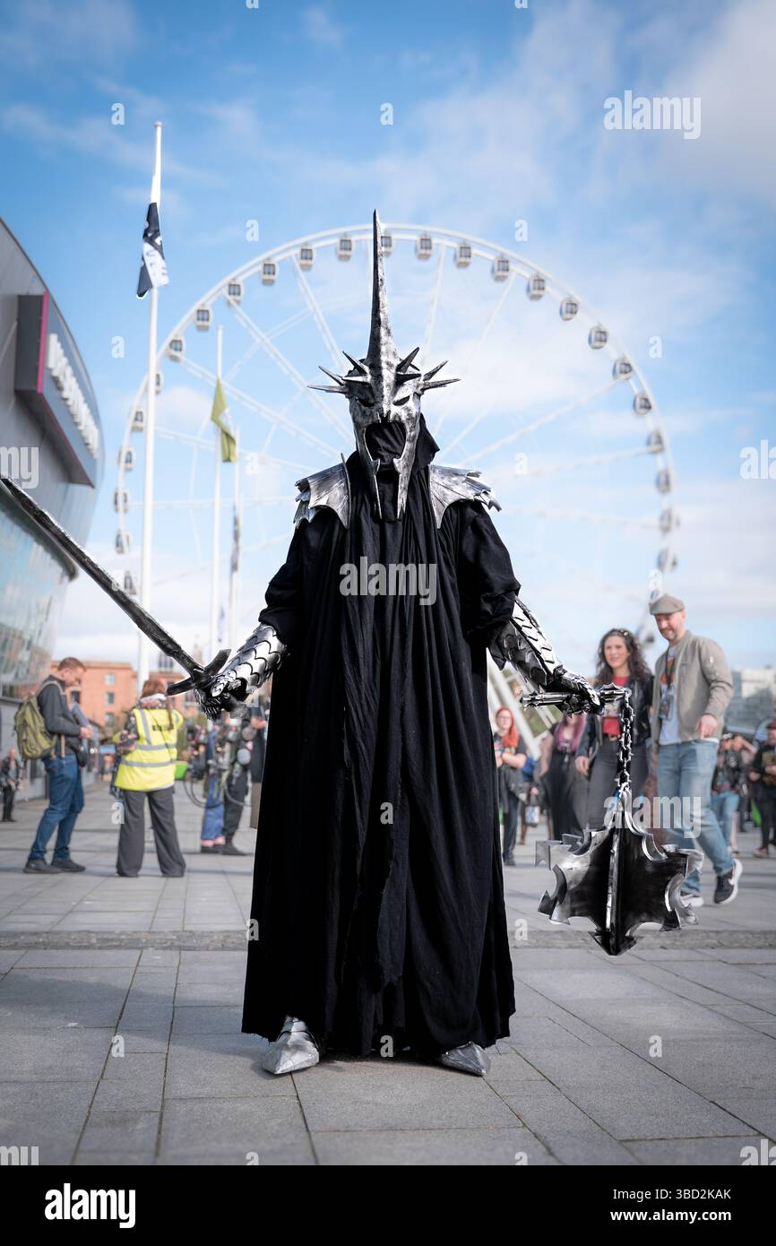 LIVERPOOL, REGNO UNITO - 4 MAGGIO 2025. Cosplay maschile vestito come il Re Strega di Angmar, un ringwraith e cattivo della serie il Signore degli anelli Foto Stock