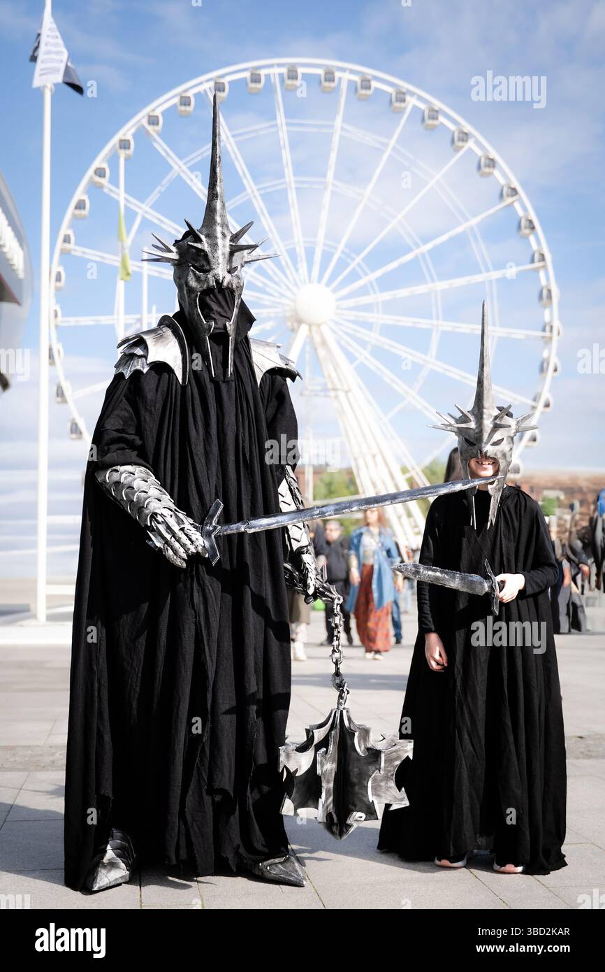 LIVERPOOL, REGNO UNITO - 4 MAGGIO 2025. Una famiglia di cosplayer che si diverte vestendo come il Re Stregone di Angmar, un ringwraith e cattivo del Signore degli anelli Foto Stock