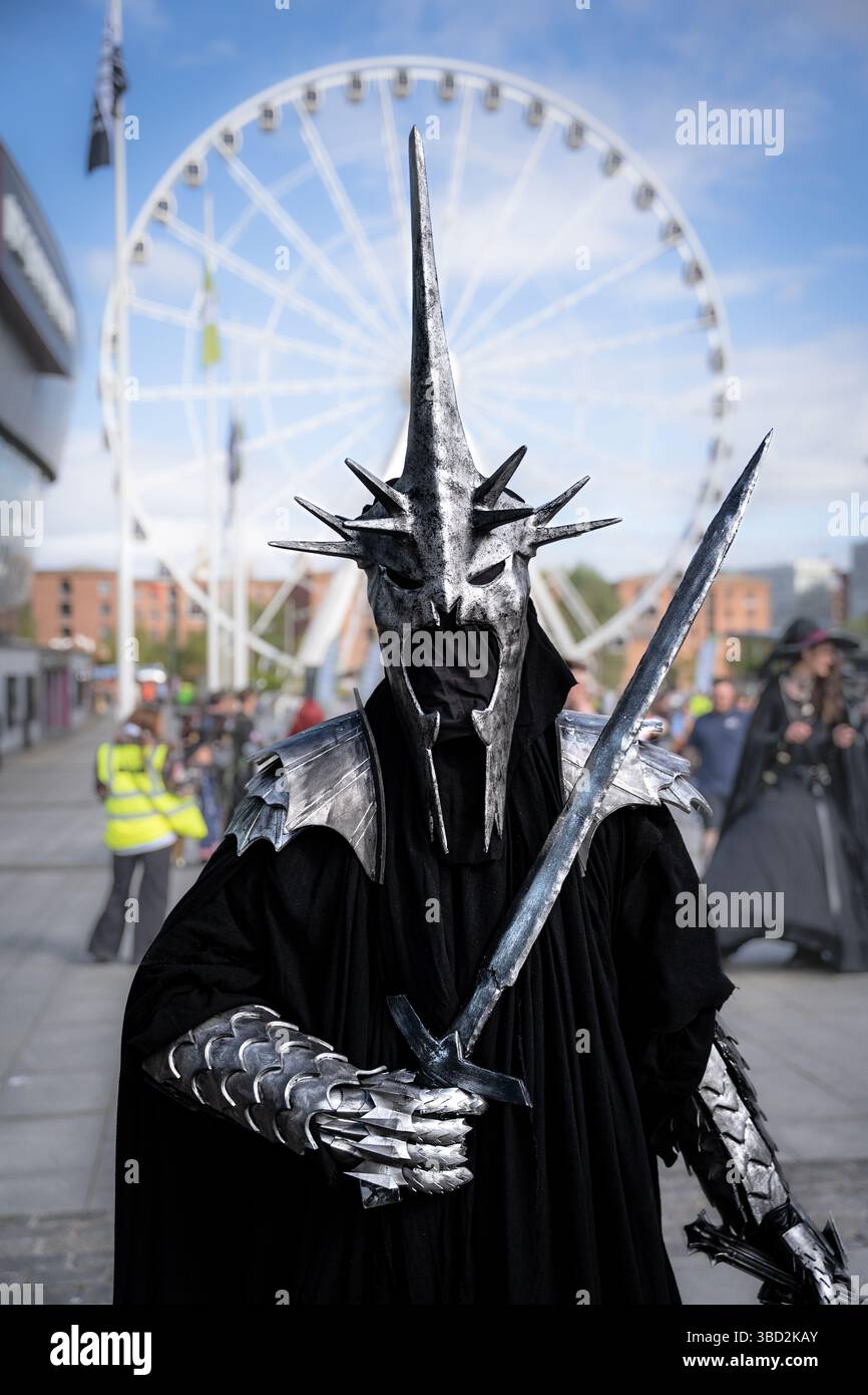 LIVERPOOL, REGNO UNITO - 4 MAGGIO 2025. Un cosplayer maschile che si diverte vestendo come il Re Stregone di Angmar, un ringwraith e cattivo del franco del Signore degli anelli Foto Stock