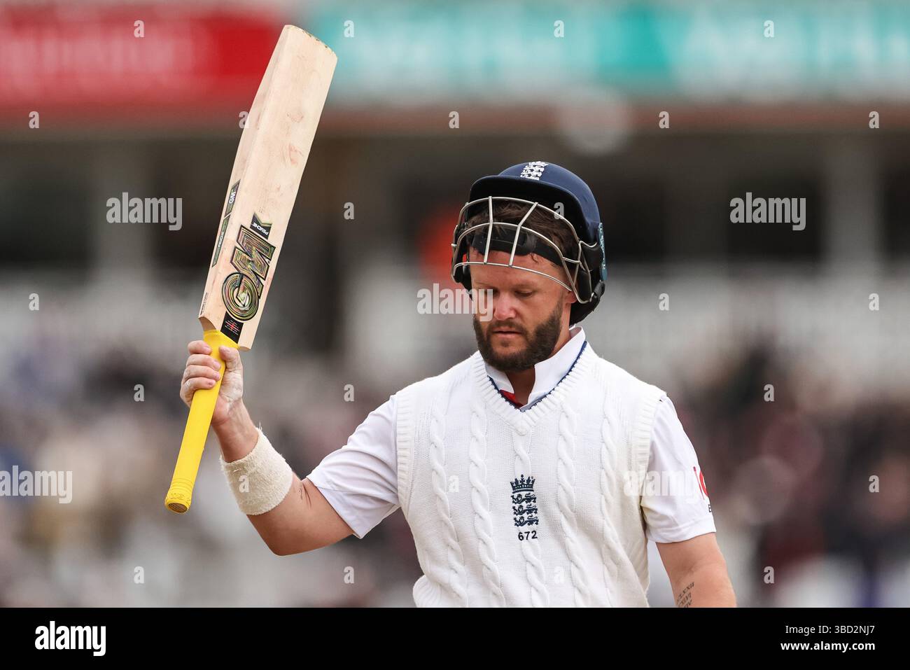 Ben Duckett dell'Inghilterra riconosce i tifosi che lasciano il campo di gioco per il 140 durante il Rothesay test Match Day 1 Inghilterra vs Zimbabwe a Trent Bridge, Nottingham, Regno Unito, 22 maggio 2025 (foto di Mark Cosgrove/News Images) Foto Stock