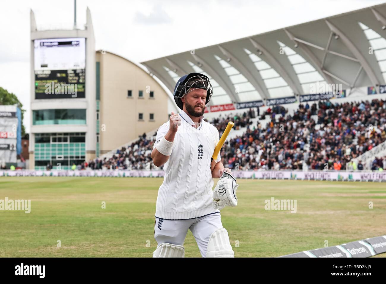 Ben Duckett dell'Inghilterra riconosce i tifosi che lasciano il campo di gioco per il 140 durante il Rothesay test Match Day 1 Inghilterra vs Zimbabwe a Trent Bridge, Nottingham, Regno Unito, 22 maggio 2025 (foto di Mark Cosgrove/News Images) Foto Stock