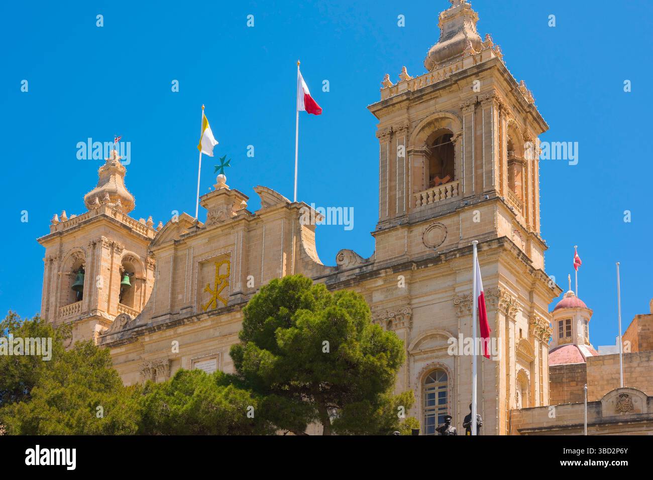 Chiesa Vittoriosa, vista della Chiesa Collegiata di San Lorenzo, situata sul lungomare di Vittoriosa (Birgu), Malta Foto Stock