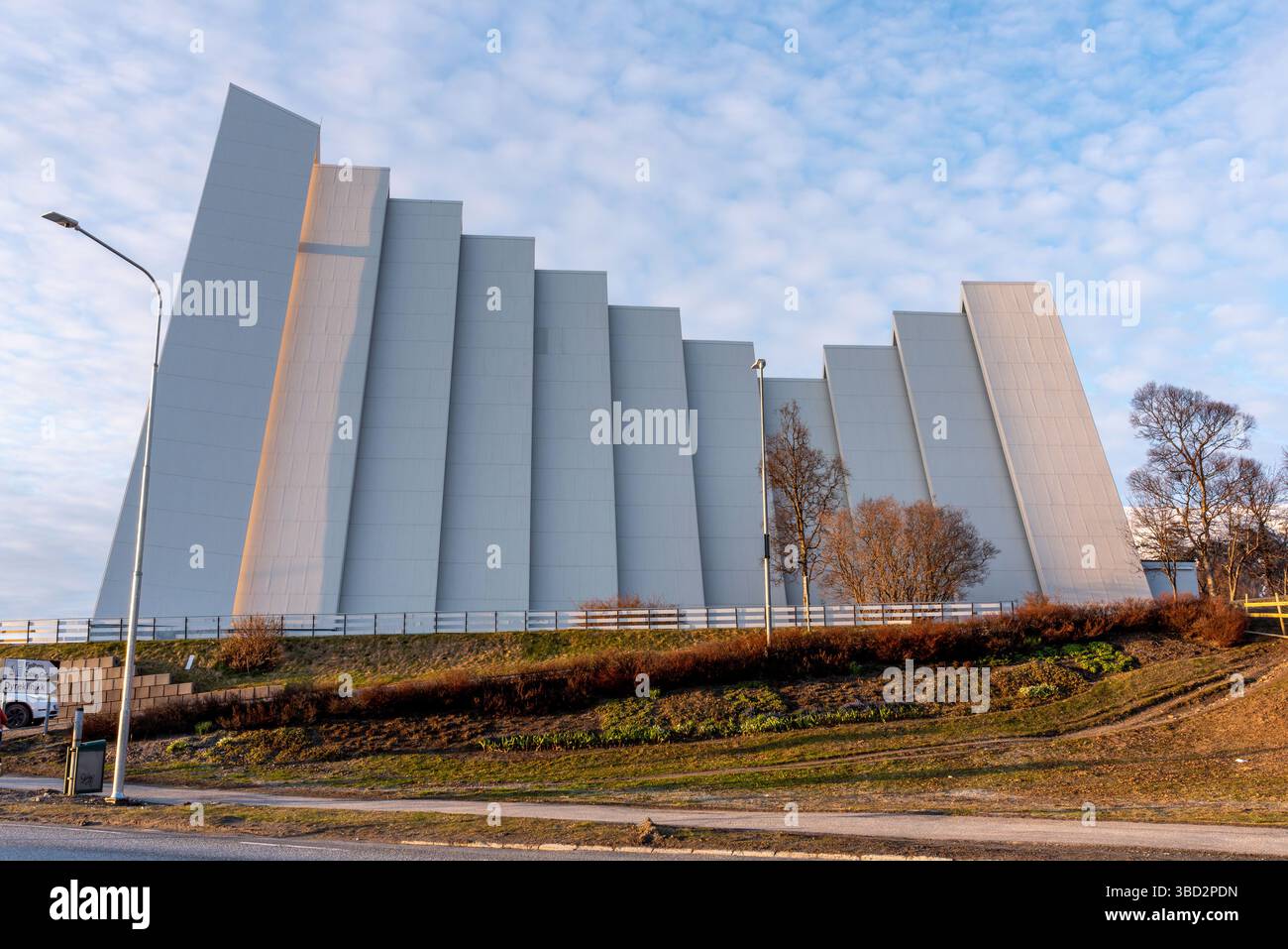 Vista laterale della splendida cattedrale artica sotto il sole di mezzanotte. Chiesa di Tromsdalen Foto Stock
