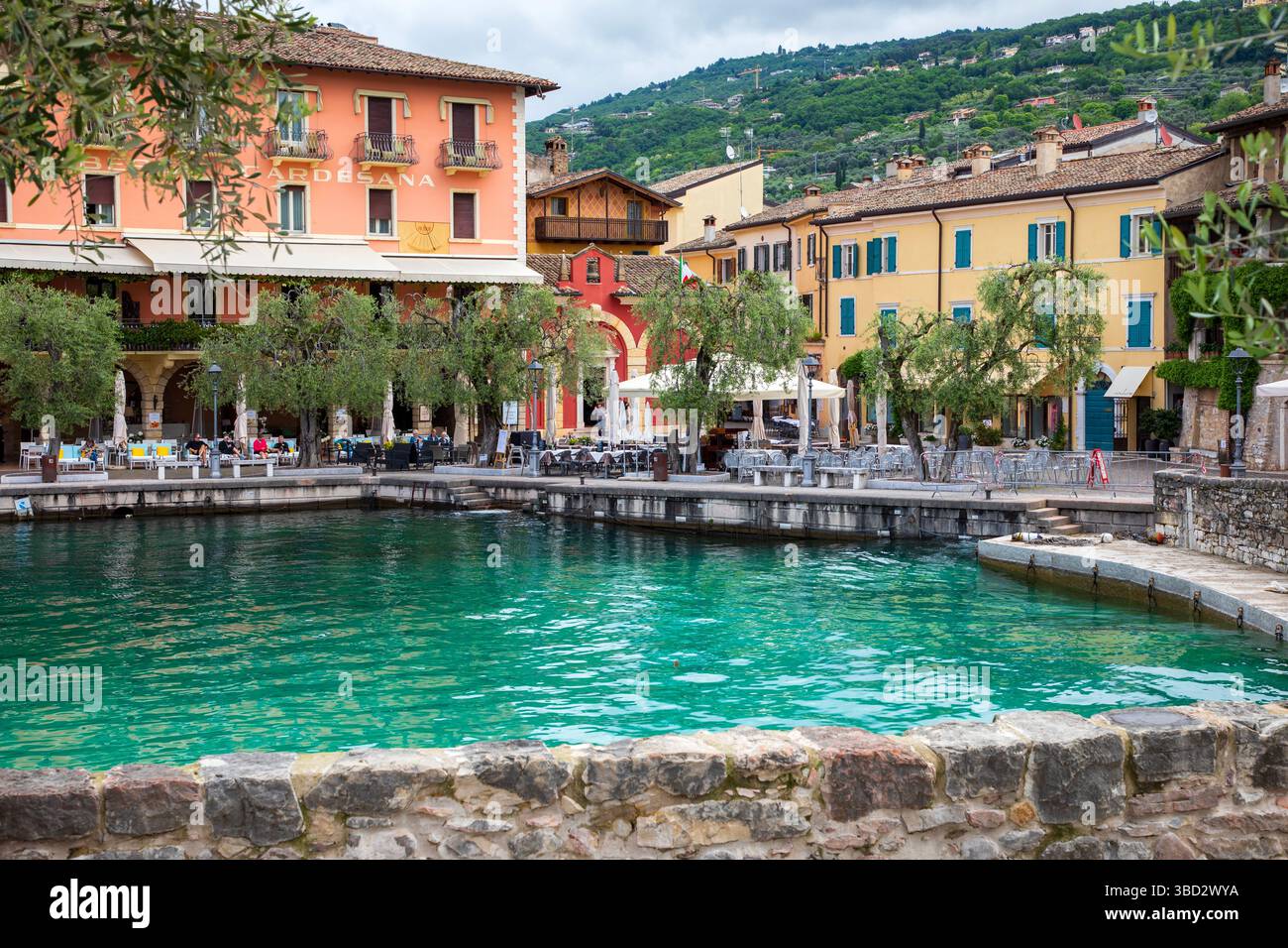 TORRI DEL BENACO, ITALIA - 8 maggio 2025: Torri è un tranquillo borgo lacustre con castello storico e passeggiata lungo il lungomare Foto Stock