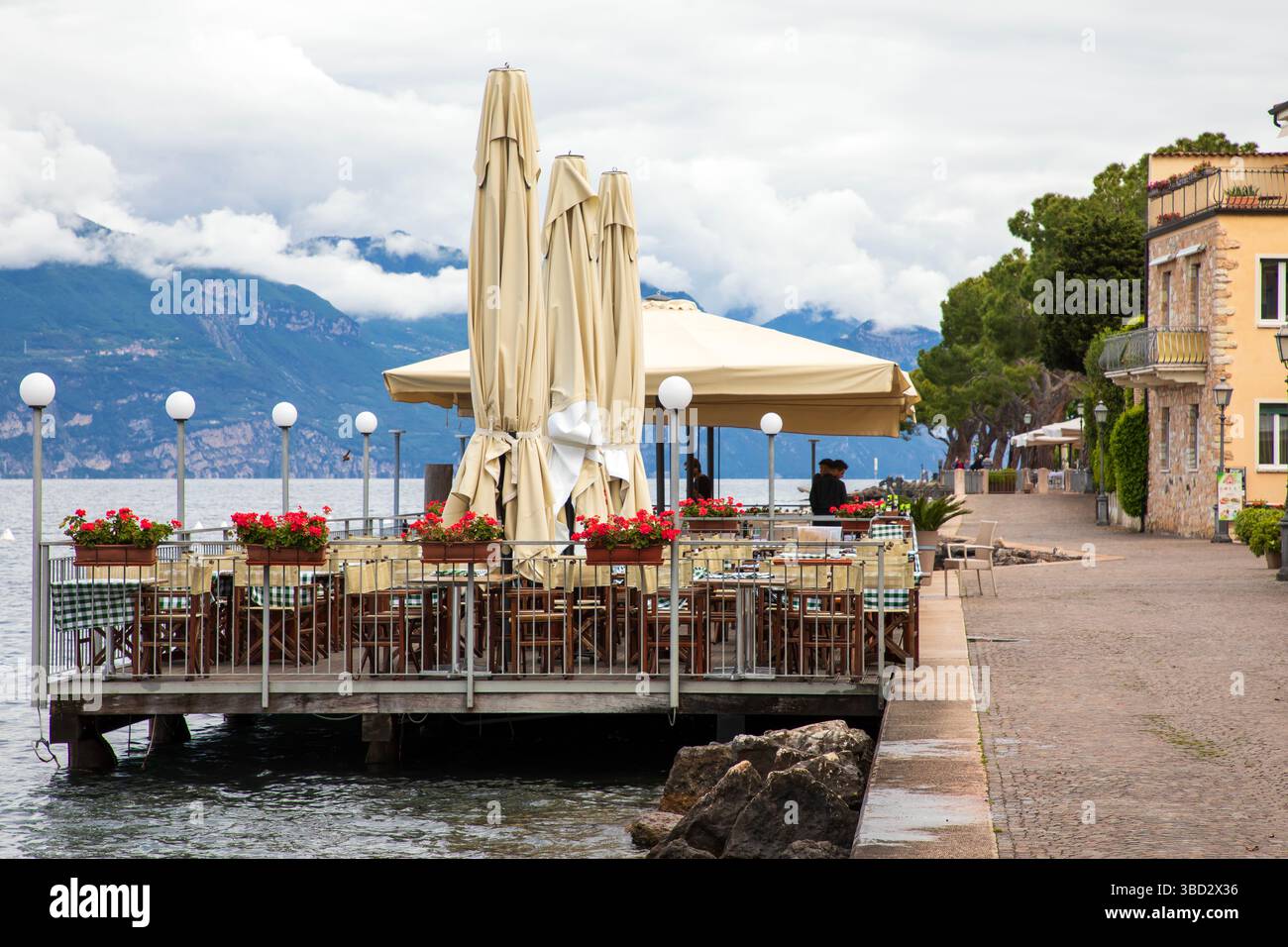 TORRI DEL BENACO, ITALIA - 8 maggio 2025: Torri è un tranquillo borgo lacustre con castello storico e passeggiata lungo il lungomare Foto Stock