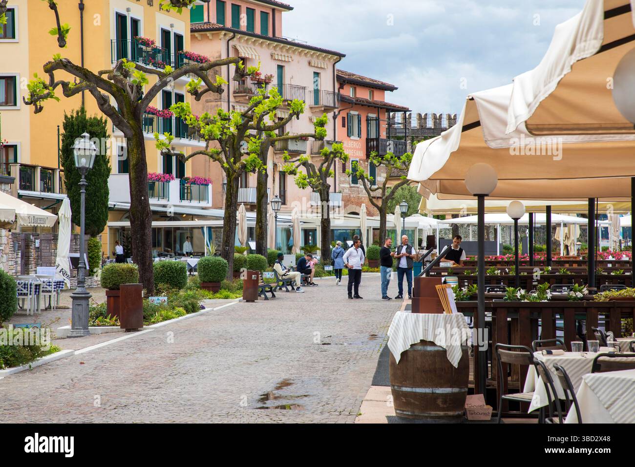 TORRI DEL BENACO, ITALIA - 8 maggio 2025: Torri è un tranquillo borgo lacustre con castello storico e passeggiata lungo il lungomare Foto Stock