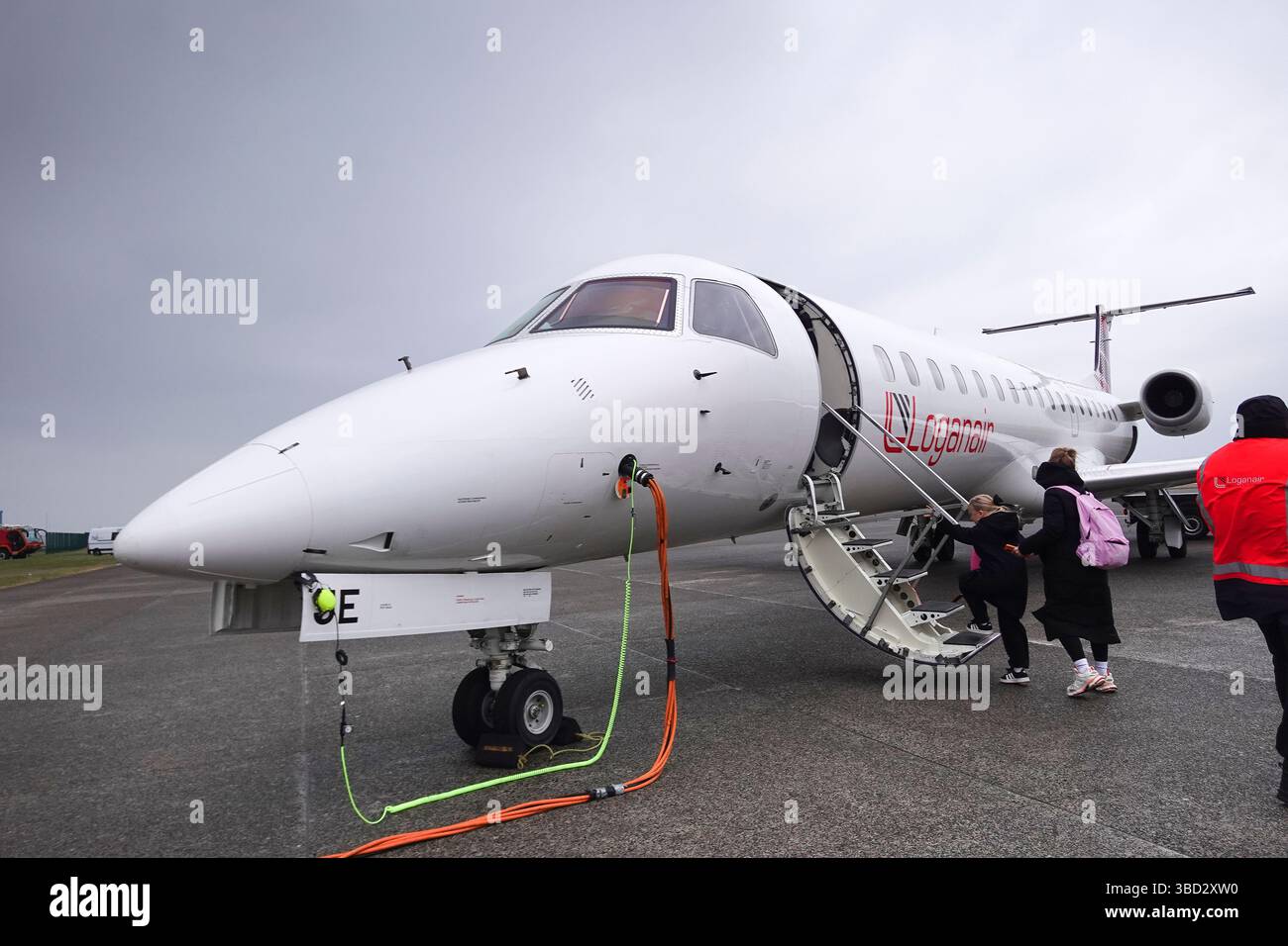 Loganair Embraer ERJ145 a Benbecula Foto Stock