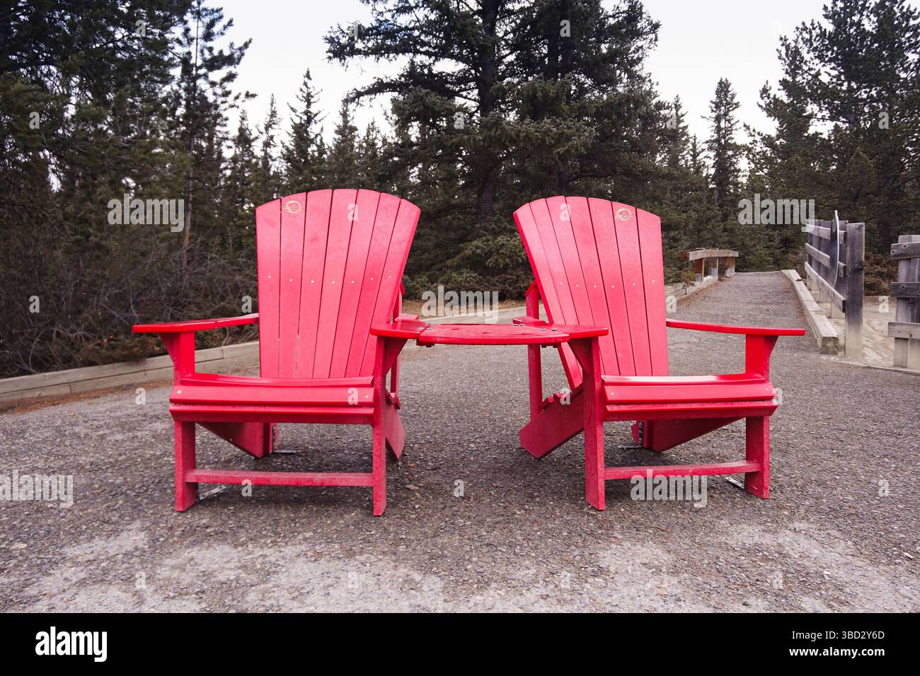 Sedie Adirondack con tavolo nel Banff National Park Foto Stock