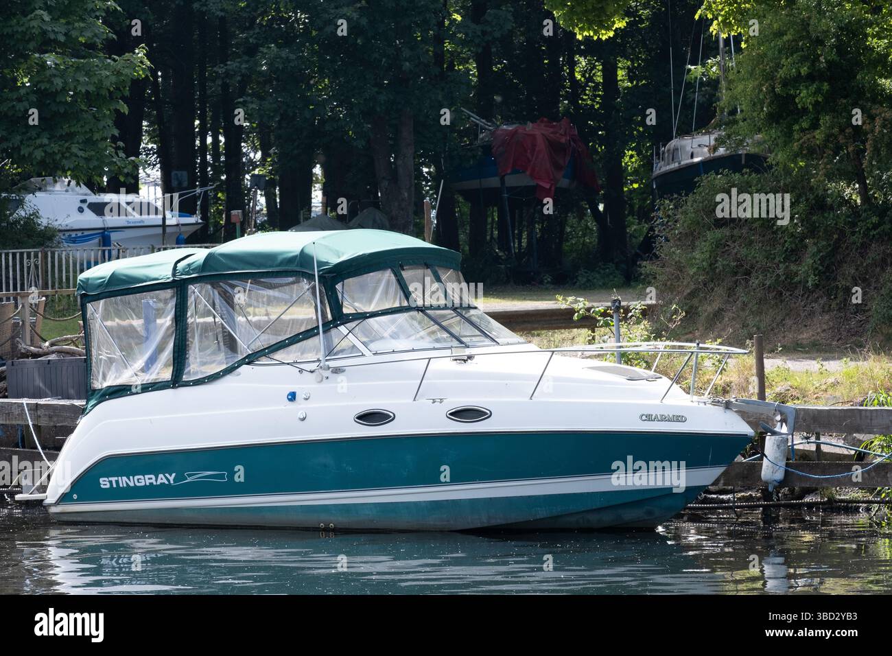 Antrim, Irlanda del Nord - 20 maggio 2025: Barca Stringray 240 CS ormeggiata sul fiume, stile di vita nautico viaggi di piacere crociera in acqua Foto Stock