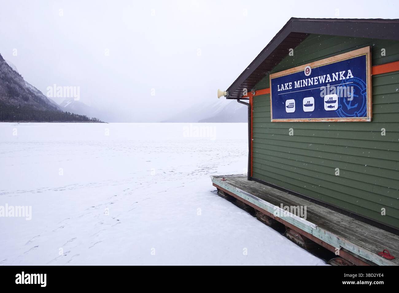Capanna di noleggio barche parcheggiata sul Frozen Lake Minnewanka Banff National Park Foto Stock