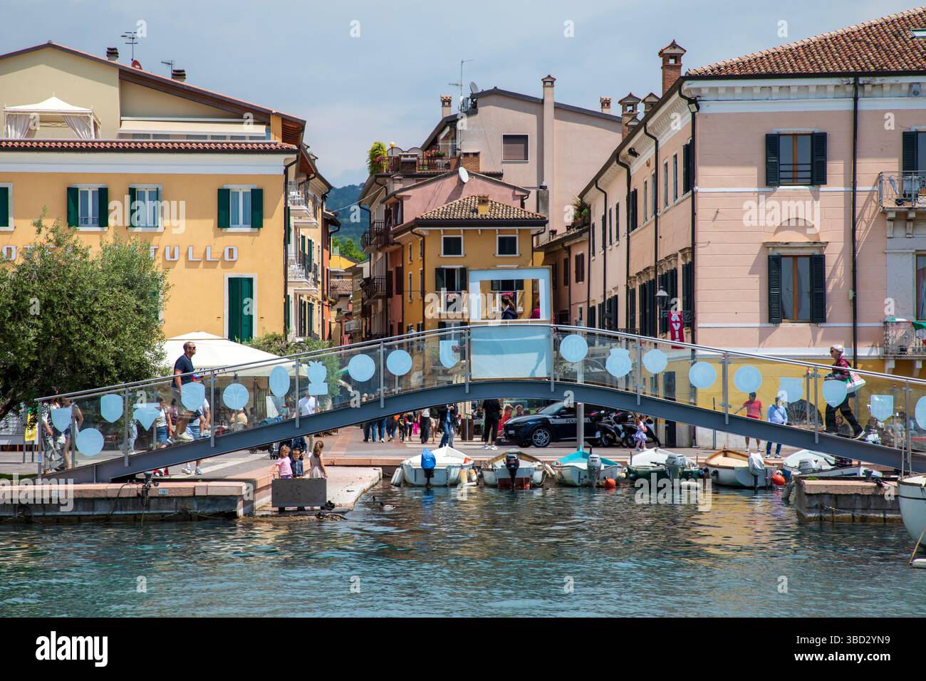 BARDOLINO, ITALIA - 10 maggio 2025: Bardolino è una pittoresca cittadina che si affaccia sulla sponda sud-orientale del Lago di Garda, sul versante veronese della Foto Stock