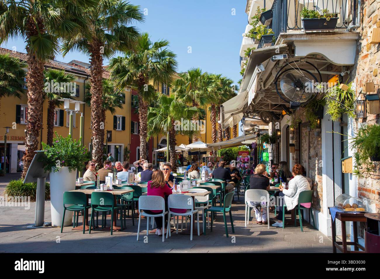 SIRMIONE, ITALIA - 11 maggio 2025: Centro storico di Sirmione, rinomata meta turistica sul lago di Garda Foto Stock