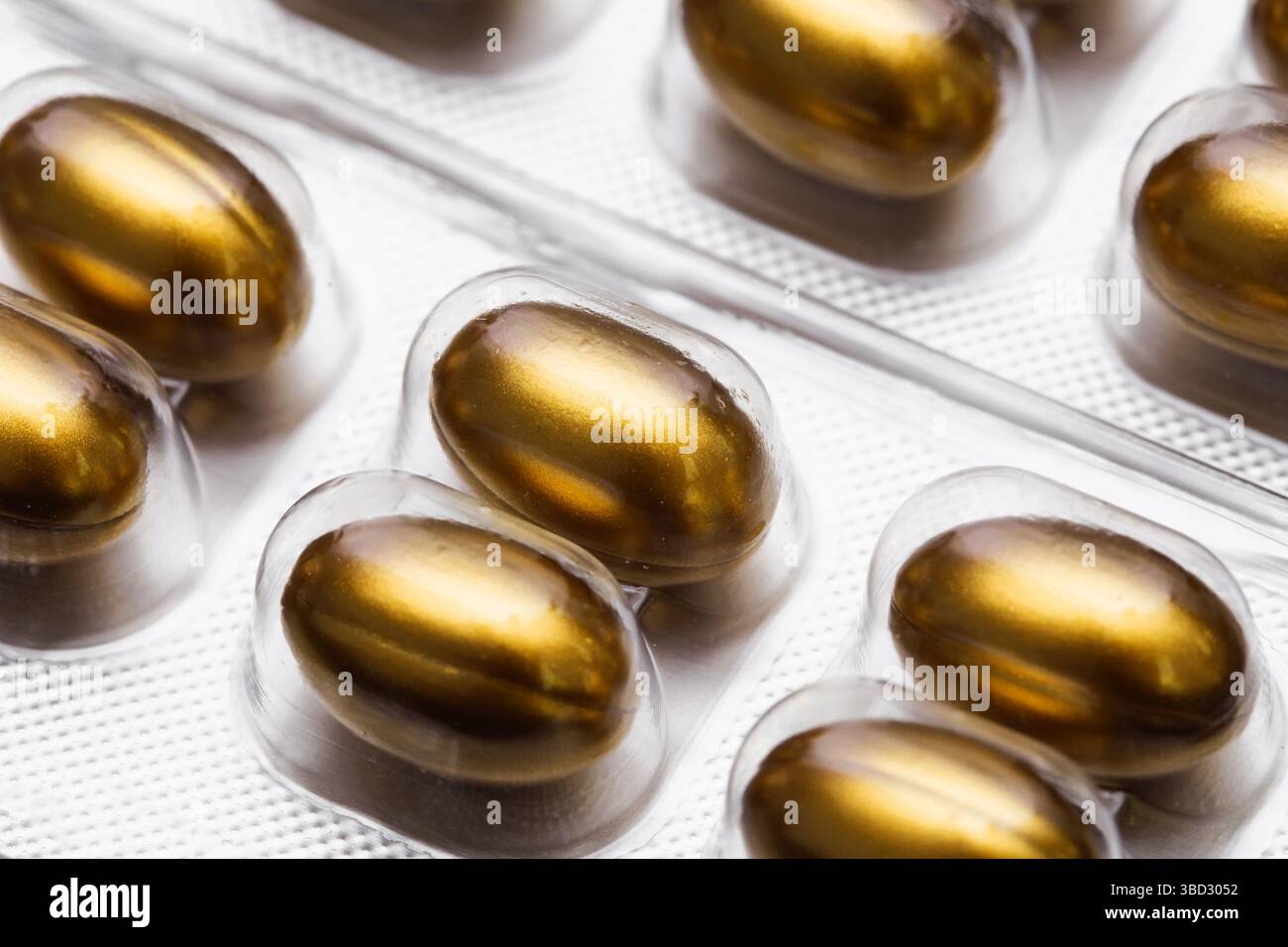 Capsule Golden Gel in blister. Primo piano del pacchetto integratore alimentare. Pillole di olio di pesce Omega 3. Prodotto farmaceutico per la salute. Benessere vitaminico. Foto Stock
