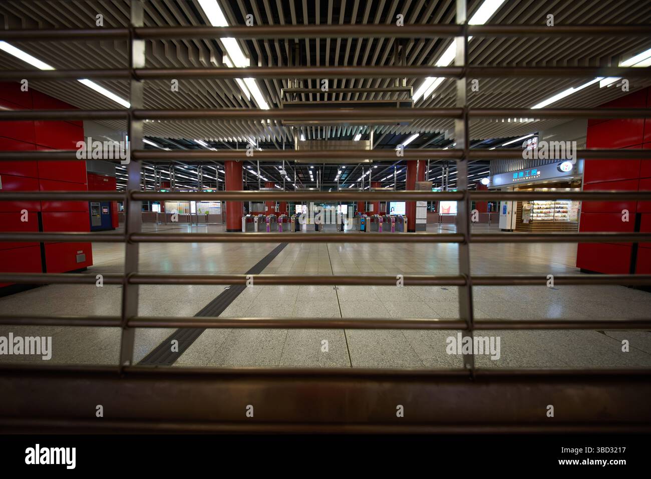 Una stazione Tseung Kwan o MTR vuota dietro i cancelli AS Tseung Kwan o line è stata sospesa dopo un'interruzione dell'alimentazione elettrica il 22 maggio 2025. Foto Stock