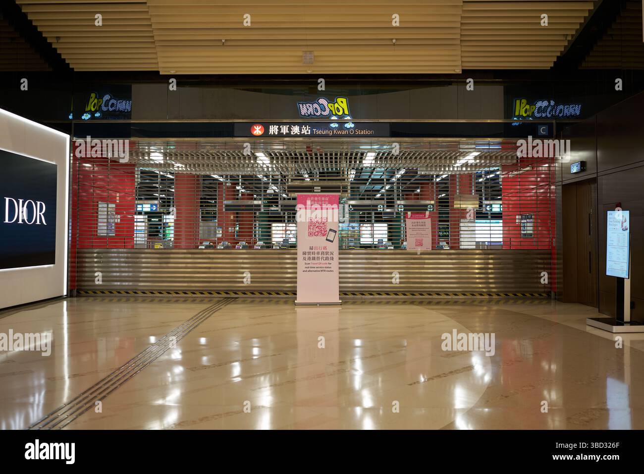 Una stazione Tseung Kwan o MTR vuota dietro i cancelli AS Tseung Kwan o line è stata sospesa dopo un'interruzione dell'alimentazione elettrica il 22 maggio 2025. Foto Stock