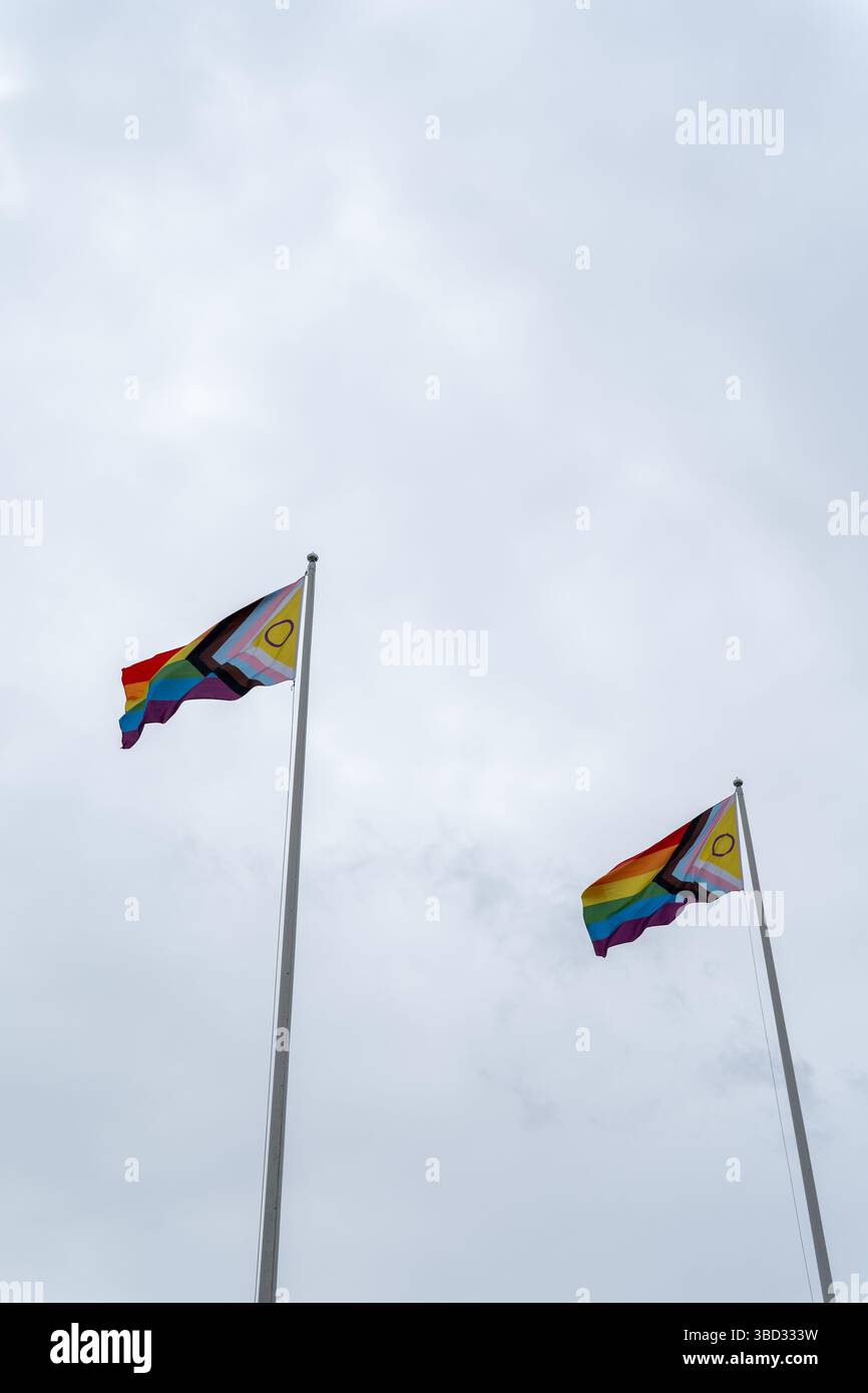 Due bandiere d'orgoglio che sventolano nel cielo mostrando il simbolismo dell'amore Foto Stock