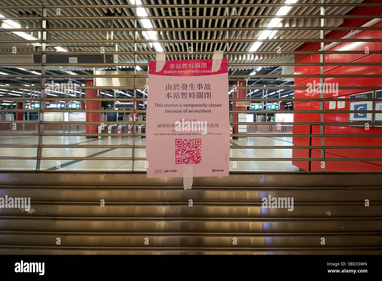 Osservando la stazione MTR di Tseung Kwan o, chiusa a causa della sospensione del servizio per problemi di alimentazione. E' stato pubblicato un avviso ai cancelli. 22 maggio 2025 Foto Stock