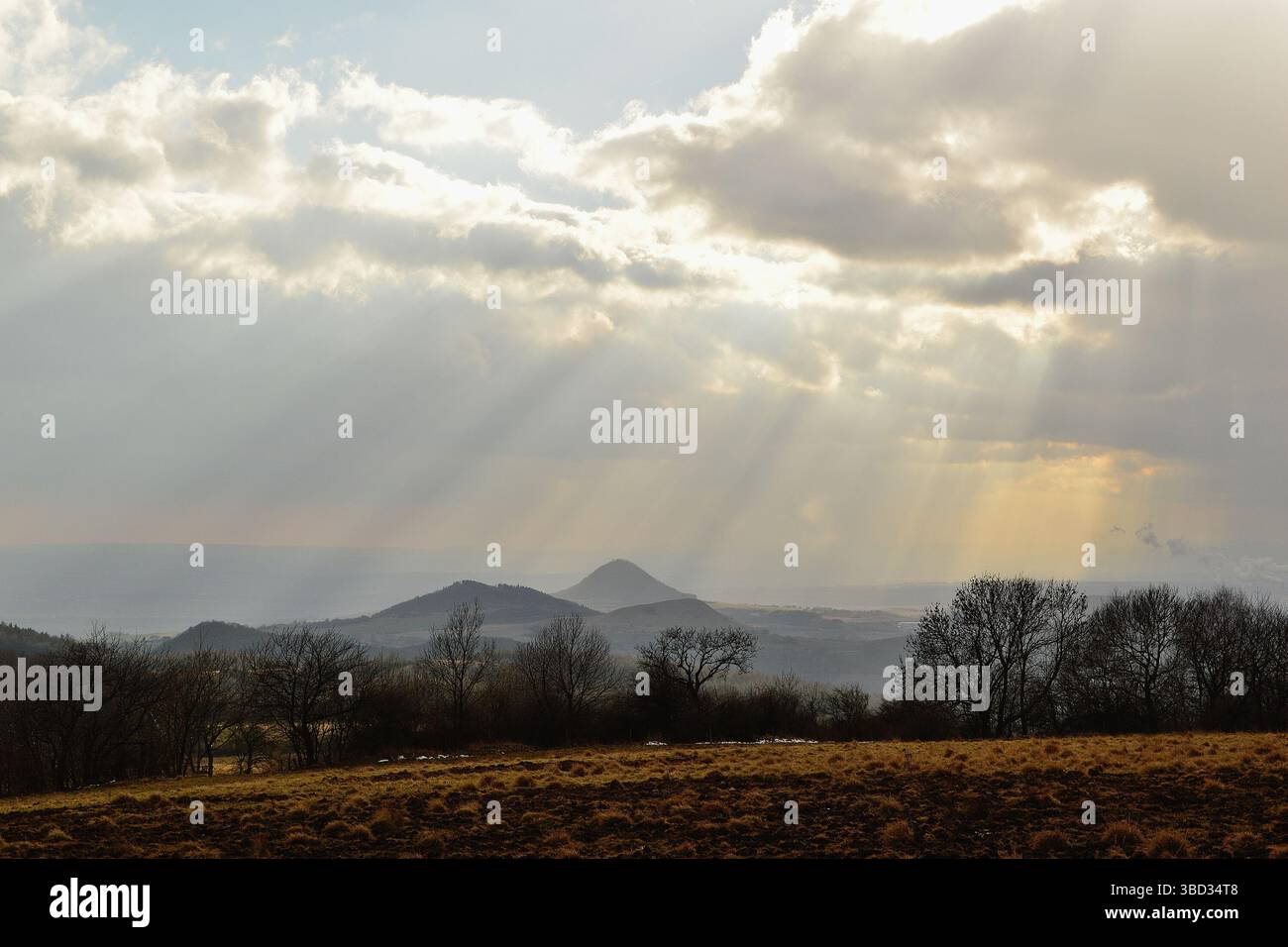 Nuvole scure e celestiali di luce sulle colline ceche della campagna rurale Foto Stock