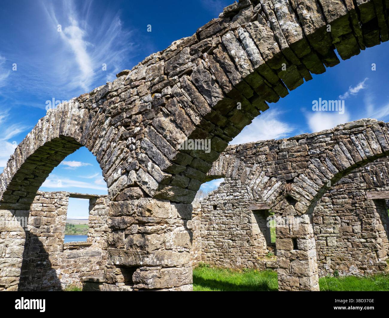 I resti di una vecchia chiesa sopra Semer Water al largo di Wensleydale, nello Yorkshire Dales. Foto Stock