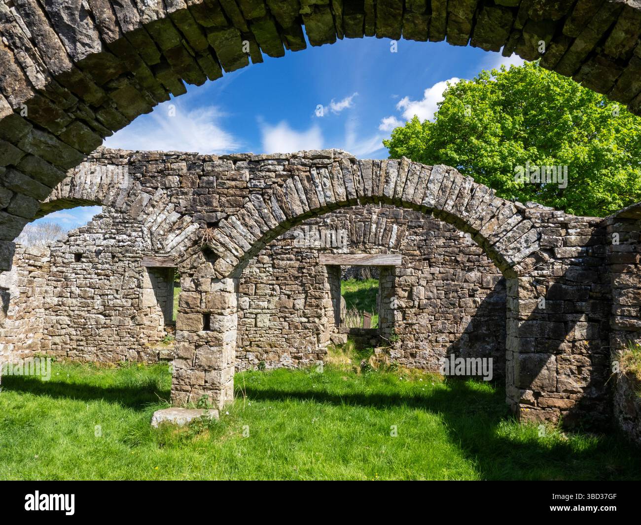I resti di una vecchia chiesa sopra Semer Water al largo di Wensleydale, nello Yorkshire Dales. Foto Stock