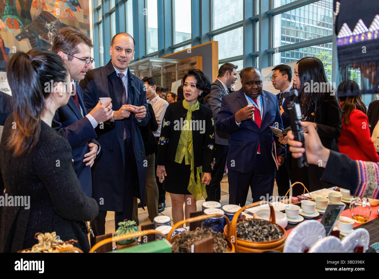 (250522) -- NAZIONI UNITE, 22 maggio 2025 (Xinhua) -- gli ospiti partecipano al terzo Laoshan International Tea Festival presso la sede delle Nazioni Unite (ONU) a New York, 21 maggio 2025. Il terzo Laoshan International Tea Festival si è tenuto mercoledì presso la sede delle Nazioni Unite a New York in occasione della giornata internazionale del tè del 2025. Quasi 200 partecipanti, tra cui diplomatici e funzionari del Segretariato delle Nazioni Unite, hanno partecipato al festival, che ha caratterizzato esibizioni di arte del tè, danze tradizionali e musica, e una mostra a tema "China's Poverty alleviation Model: A Case Study of Malipo County". (Foto di Winsto Foto Stock