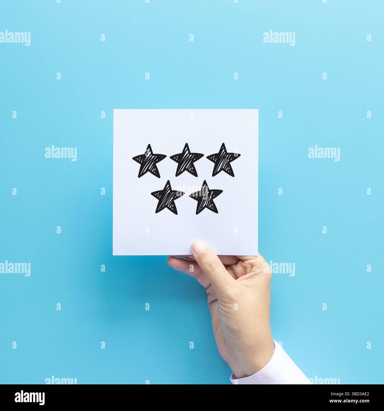 rivedere il concetto di valutazione e feedback. il cliente ha in possesso di carta con una recensione molto soddisfacente da dare cinque stelle per un'esperienza di assistenza Foto Stock