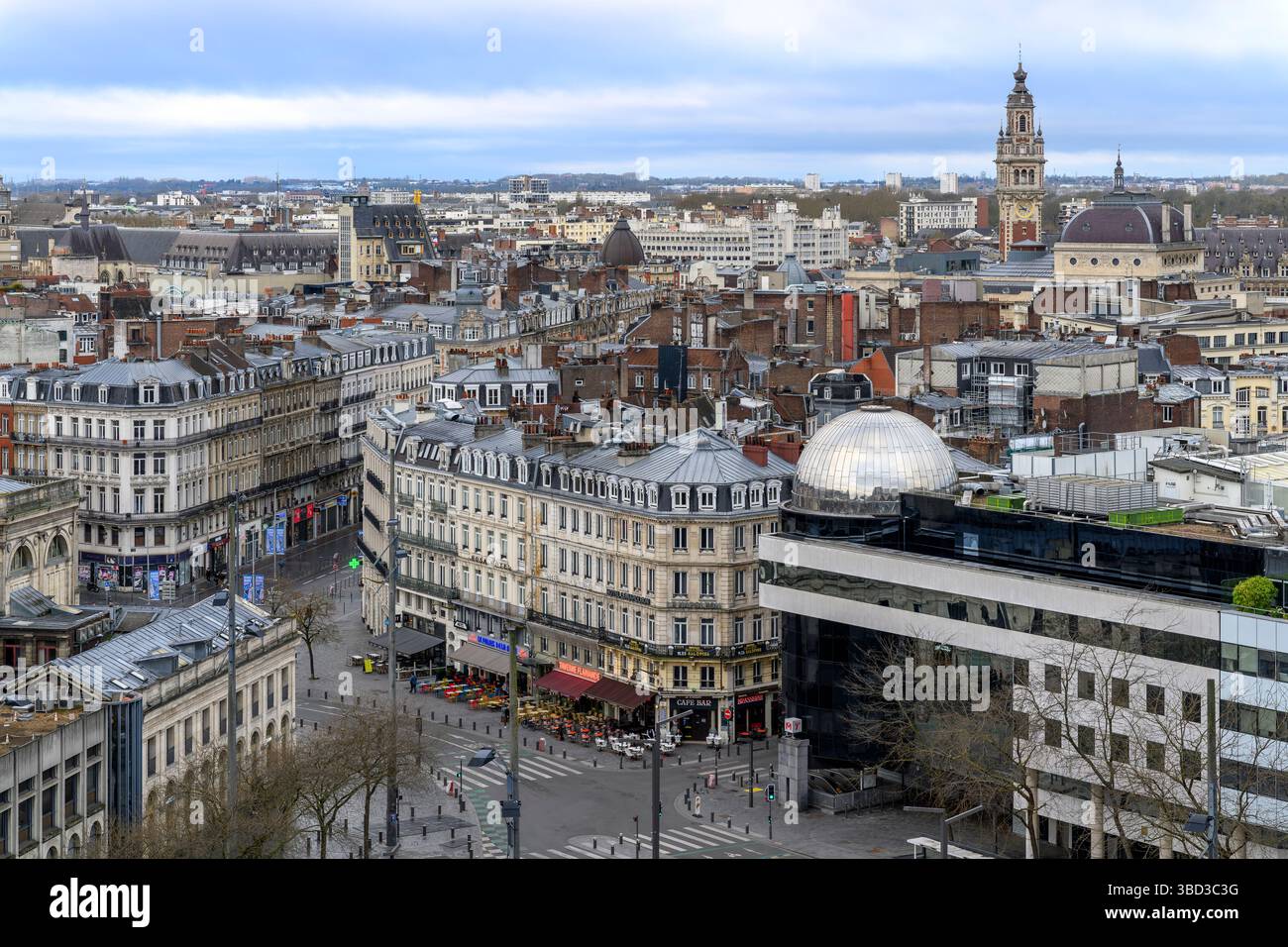 Paesaggio urbano sui tetti e sulle graziose strade di Lille, nel nord della Francia. Girato dall'alto del centro commerciale Euralille nel Citadines Apart'hotel. Foto Stock