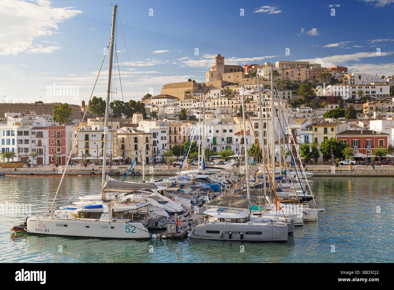 Ibiza, Spagna - 20 settembre 2024: Porto vecchio di Ibiza e Dalt Vila, Isole Baleari, Spagna. Foto Stock