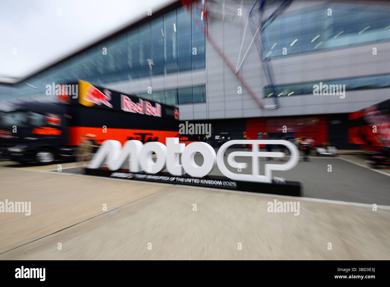 TOWCESTER, REGNO UNITO. 22 maggio: Un segno gigante della MotoGP viene esposto sul Paddock durante il Gran Premio di Tissot del Regno Unito 2025 al circuito di Silverstone giovedì 22 maggio 2025 a TOWCESTER, INGHILTERRA. Crediti: Taka G Wu/Alamy Live News Foto Stock