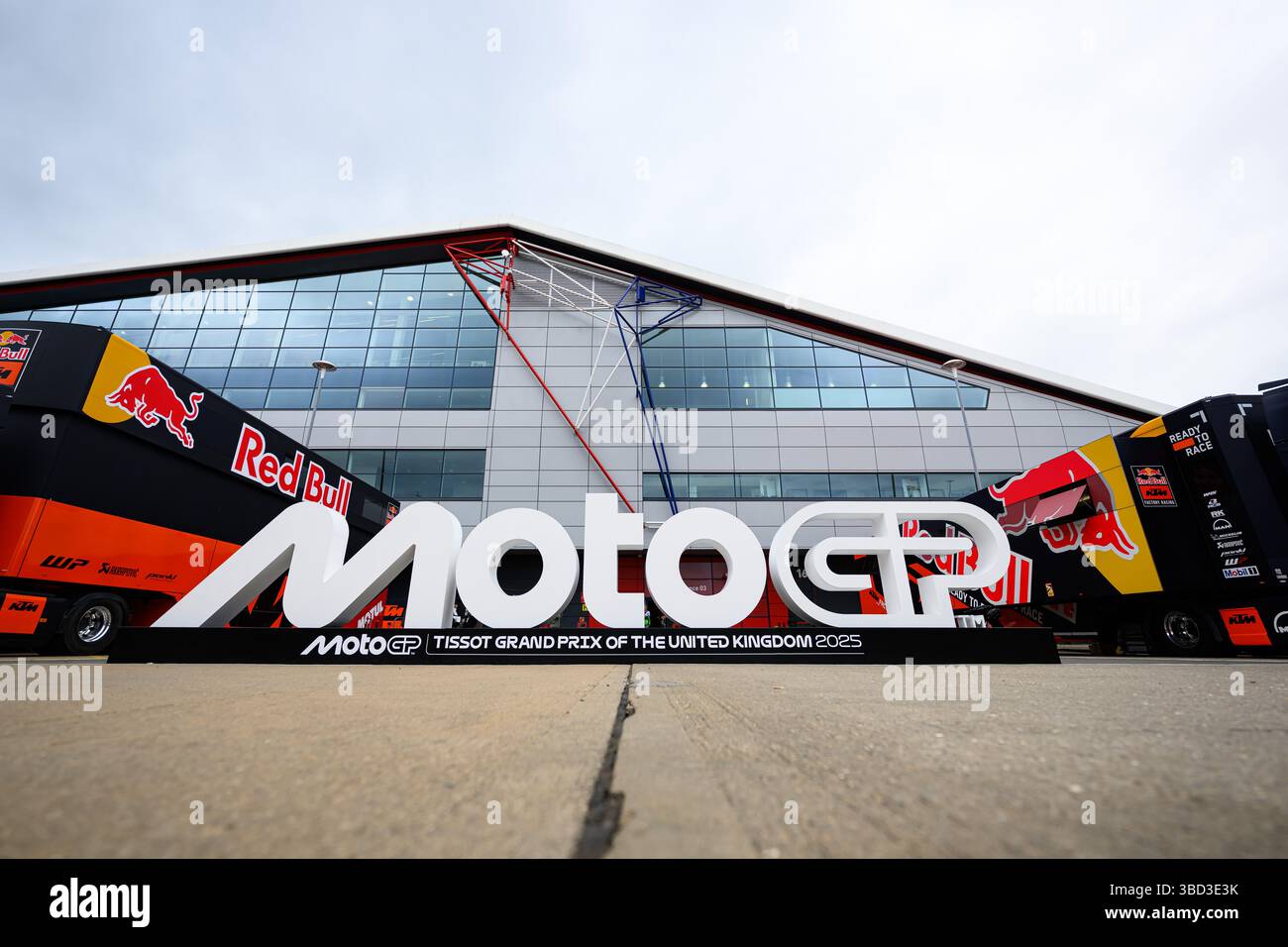 TOWCESTER, REGNO UNITO. 22 maggio: Un segno gigante della MotoGP viene esposto sul Paddock durante il Gran Premio di Tissot del Regno Unito 2025 al circuito di Silverstone giovedì 22 maggio 2025 a TOWCESTER, INGHILTERRA. Crediti: Taka G Wu/Alamy Live News Foto Stock