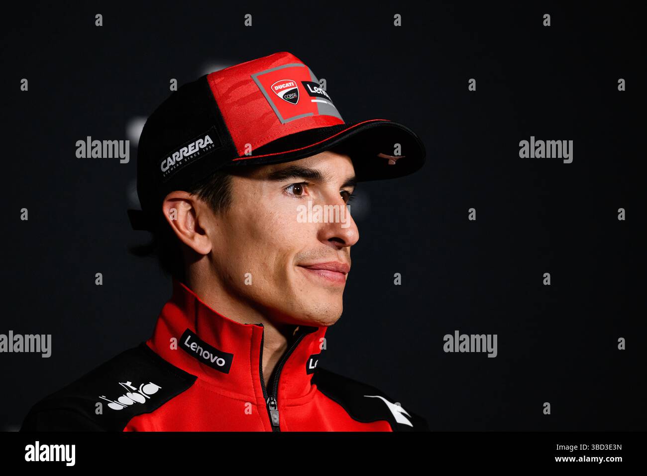 TOWCESTER, REGNO UNITO. 22 maggio: Marc Marquez (#mm93, Spagna) del Ducati Lenovo Team) alla conferenza stampa durante il Gran Premio di Tissot del Regno Unito 2025 al circuito di Silverstone giovedì 22 maggio 2025 a TOWCESTER, INGHILTERRA. Crediti: Taka G Wu/Alamy Live News Foto Stock