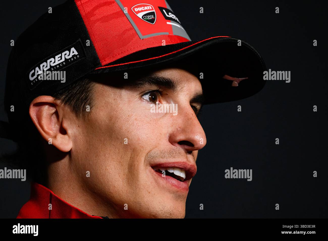 TOWCESTER, REGNO UNITO. 22 maggio: Marc Marquez (#mm93, Spagna) del Ducati Lenovo Team) alla conferenza stampa durante il Gran Premio di Tissot del Regno Unito 2025 al circuito di Silverstone giovedì 22 maggio 2025 a TOWCESTER, INGHILTERRA. Crediti: Taka G Wu/Alamy Live News Foto Stock