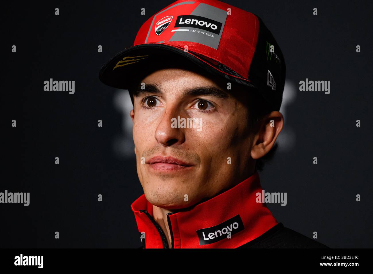 TOWCESTER, REGNO UNITO. 22 maggio: Marc Marquez (#mm93, Spagna) del Ducati Lenovo Team) alla conferenza stampa durante il Gran Premio di Tissot del Regno Unito 2025 al circuito di Silverstone giovedì 22 maggio 2025 a TOWCESTER, INGHILTERRA. Crediti: Taka G Wu/Alamy Live News Foto Stock