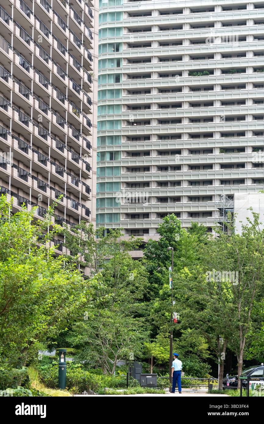 Tokyo, Giappone - 6 agosto 2024: Personale delle Azabudai Hills nella Tower Plaza in una giornata nuvolosa Foto Stock