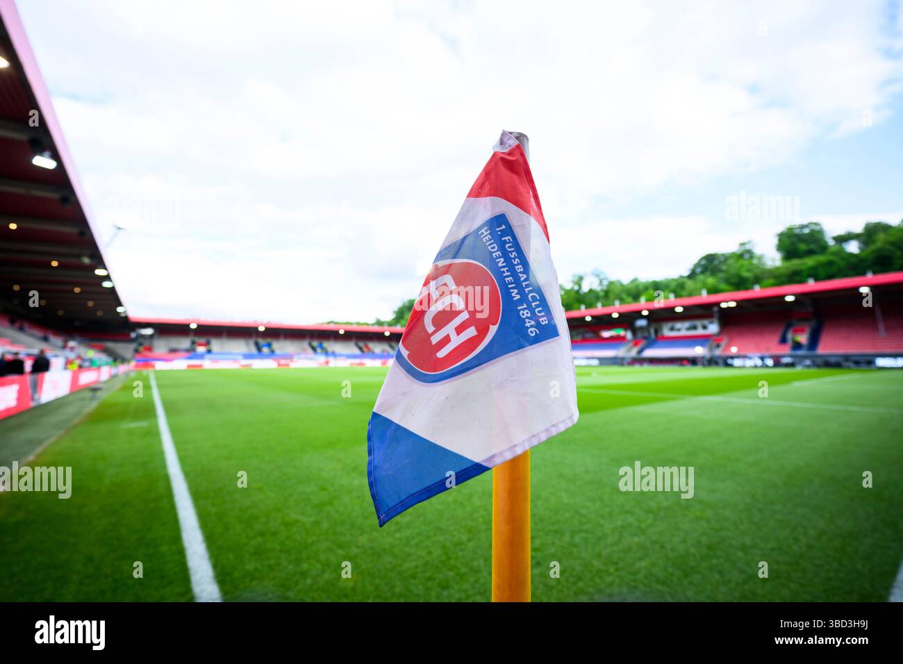 Heidenheim, Germania. 22 maggio 2025. Calcio: Bundesliga - retrocessione, 1. FC Heidenheim - SV Elversberg, retrocessione, andata, Voith-Arena. Il logo di 1. L'FC Heidenheim può essere visto sulla bandiera d'angolo. Credito: Tom Weller/dpa - NOTA IMPORTANTE: In conformità con le normative della DFL German Football League e della DFB German Football Association, è vietato utilizzare o far utilizzare fotografie scattate nello stadio e/o della partita sotto forma di immagini sequenziali e/o serie di foto simili a video./dpa/Alamy Live News Foto Stock